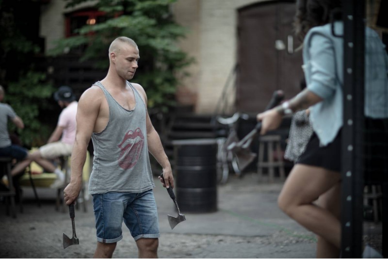 Vienos valandos kirvių mėtymas su AXE FACTORY RIGA