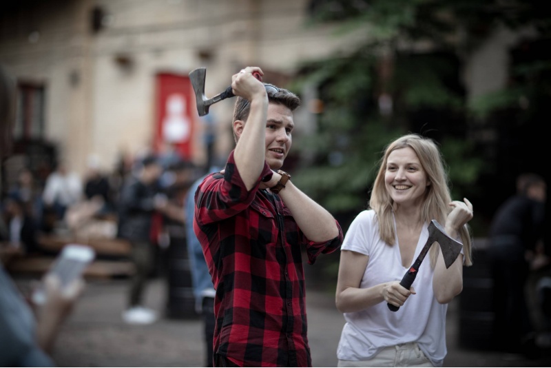 Vienos valandos kirvių mėtymas su AXE FACTORY RIGA