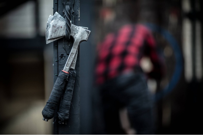 Vienos valandos kirvių mėtymas su AXE FACTORY RIGA