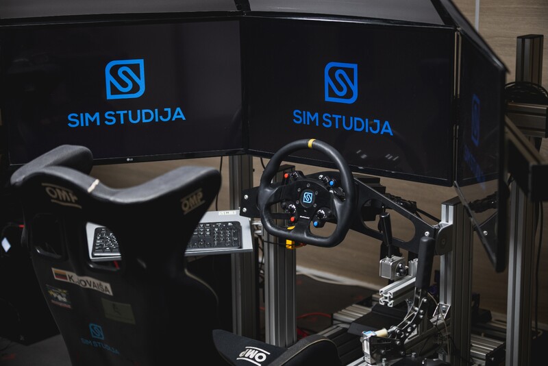 Treniruotė lenktynių simuliatoriuje „SIM STUDIJA“