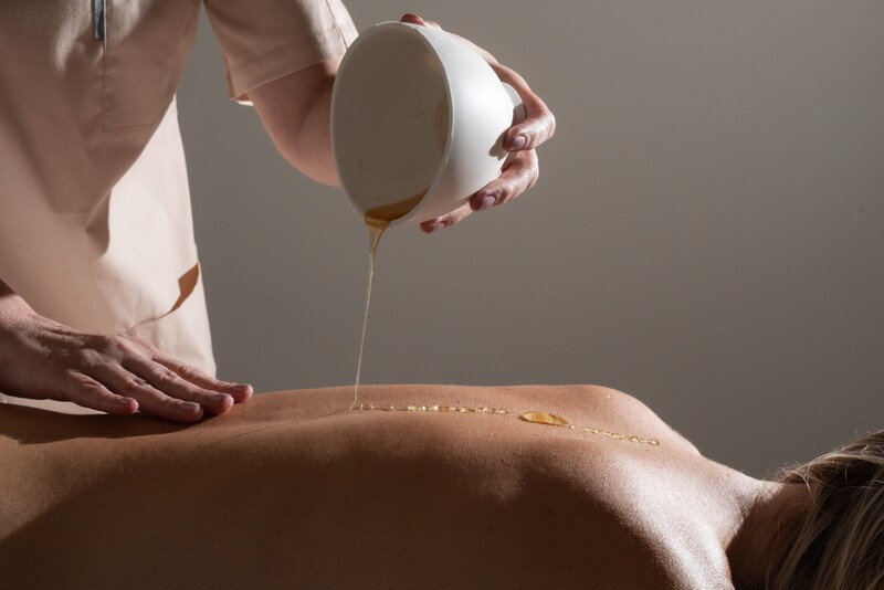 Viso kūno medaus masažas „Boutique Spa“ Vilniuje
