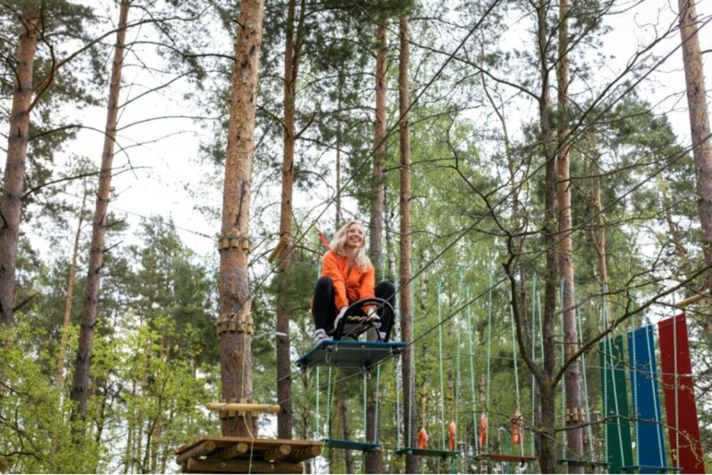 Visa diena laipynių, nuotykių ir pramogų parke „Tarzanija“