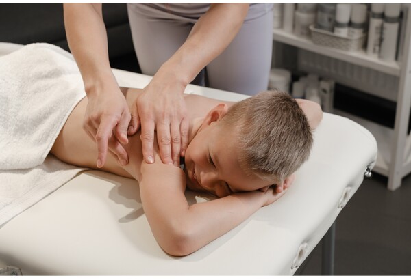 Gydomasis kūno masažas vaikui medicinos centre Kaune