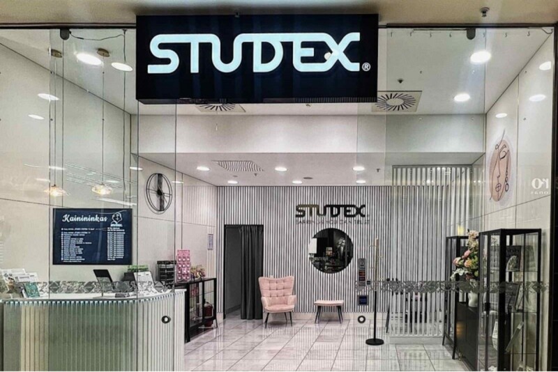 Auskaro vėrimas į bambą salone „Studex“ Vilniuje