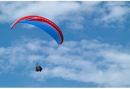 Akrobatinis skrydis parasparniu Vilniuje
