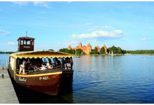 Apžvalginė kelionė laivu „Nepažinti Trakai“ ir kibinų vaišės dviem