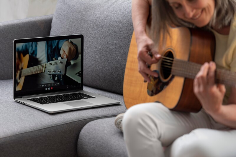 Individuali gitaros arba ukulelės pamoka nuotoliu 1 asmeniui 