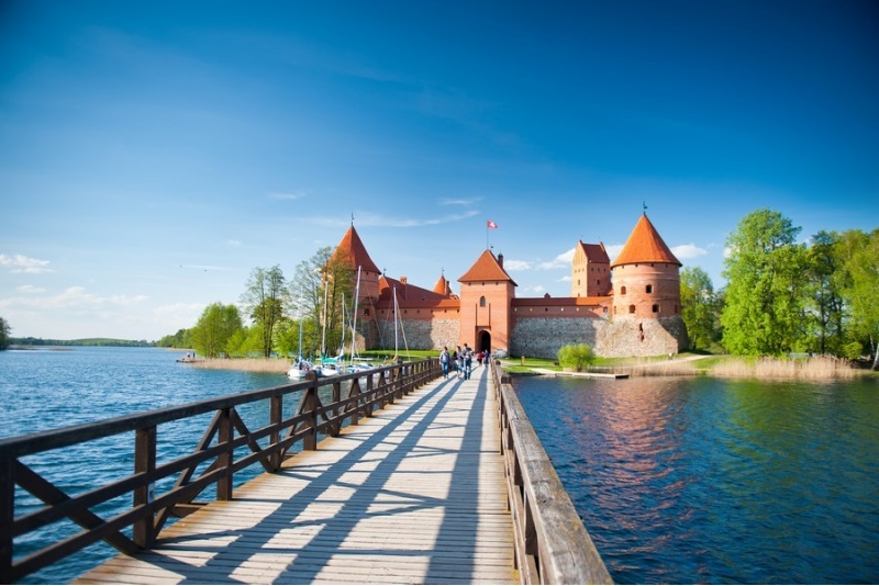 Plaukimas laivu „Galvė“ ir basų kojų nuotykis miške šeimai