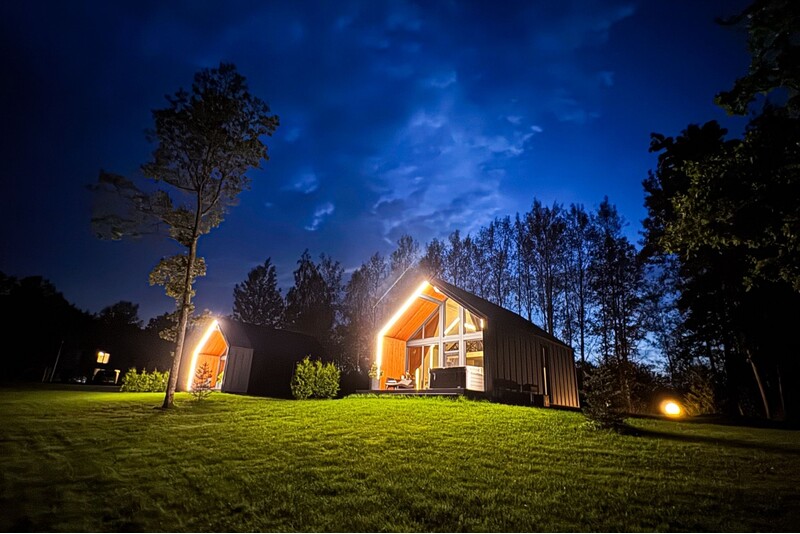 Nakvynė „Sniegi design cabin“ su poilsiu saunoje ir sūkurinėje vonioje