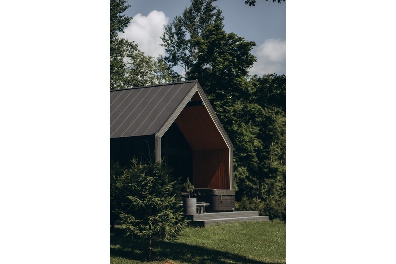 Nakvynė „Sniegi design cabin“ su poilsiu saunoje ir sūkurinėje vonioje