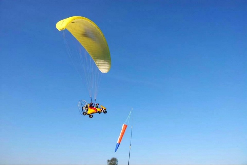 Skrydis dviviečiu motorizuotu parasparniu su galimybe pilotuoti