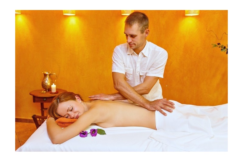 Polinezietiškas kūno masažas ir pėdų vonelė salone „Aušros Medi SPA“