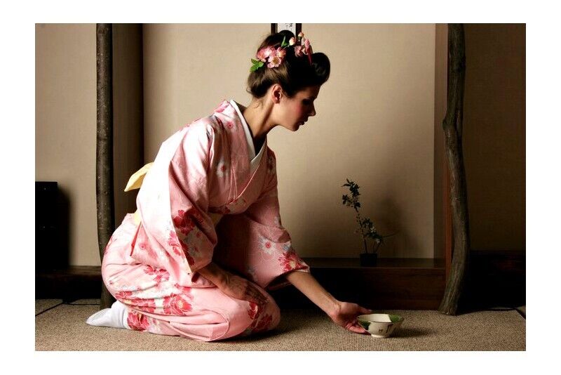 Japoniška arbatos gėrimo ceremonija apsirengus kimono
