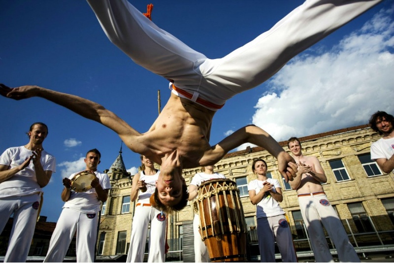Capoeira brazilų kovos meno asmeninė treniruotė