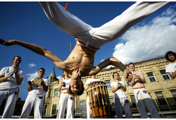 Capoeira brazilų kovos meno asmeninė treniruotė