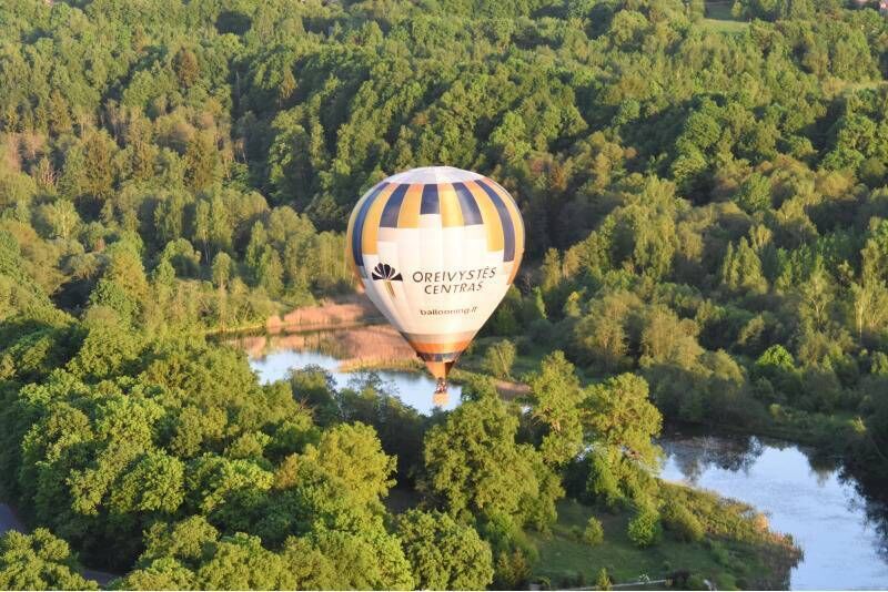 Privatus skrydis oro balionu dviem virš Klaipėdos arba Šiaulių apylinkių