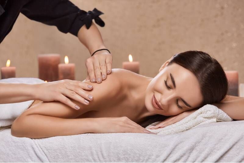 Aromaterapinis viso kūno masažas masažo namuose „Nidos kopos“
