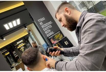 Vyriškas plaukų kirpimas salone  „712 Barbershop“ Vilniuje