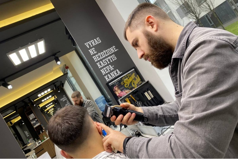 Vyriškas plaukų kirpimas salone  „712 Barbershop“ Vilniuje