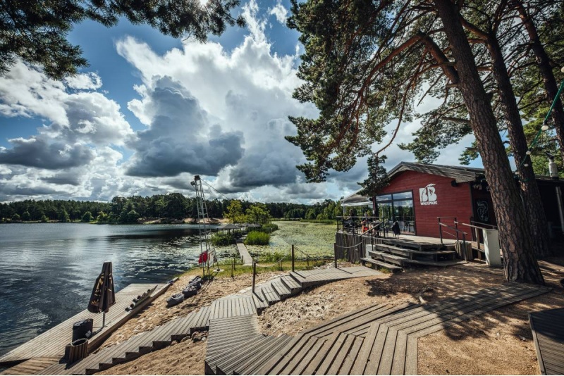 Nakvynė bungalow namelyje ir nuotykiai su SUP lentomis Liepojoje