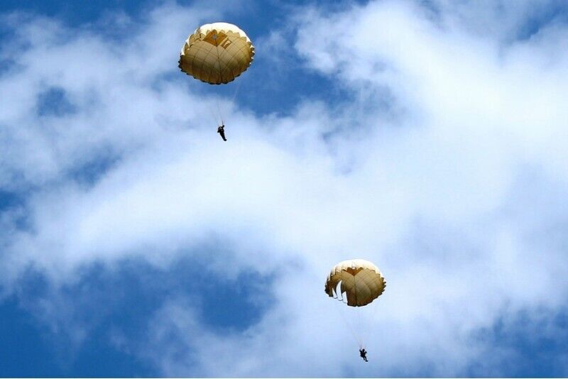 Šuolis apvaliu parašiutu Sasnavos aerodrome Marijampolėje