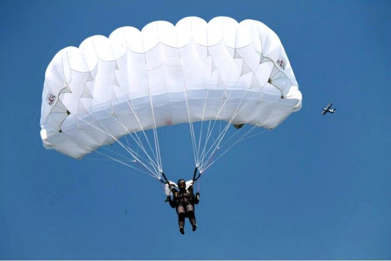 Šuolis sparno tipo parašiutu Sasnavos aerodrome Marijampolėje