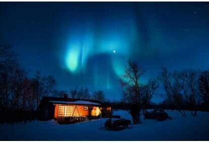 Geros atmosferos kupina naktis Šiaurės pašvaistės namelyje gamtos apsuptyje