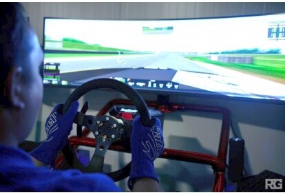 Treniruotė lenktynių simuliatoriuje „Sim Racing“ Panevėžyje