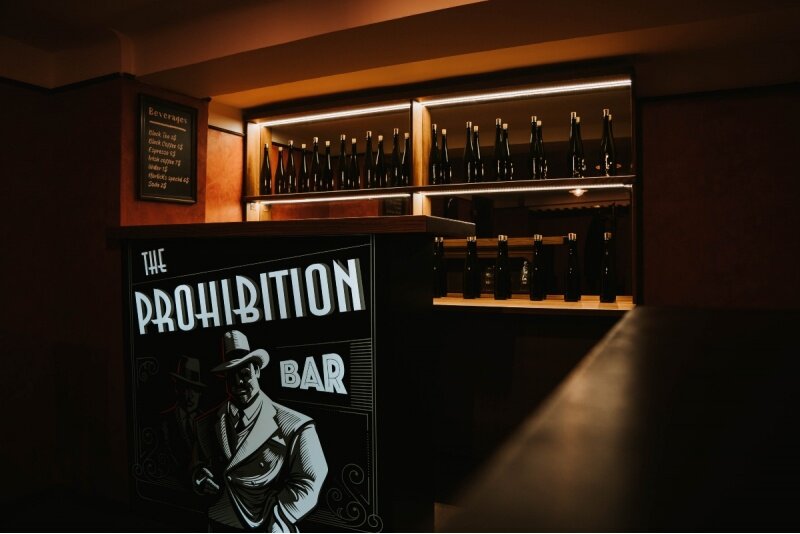Apsilankymas pabėgimo kambaryje „Prohibition Bar“ Vilniuje