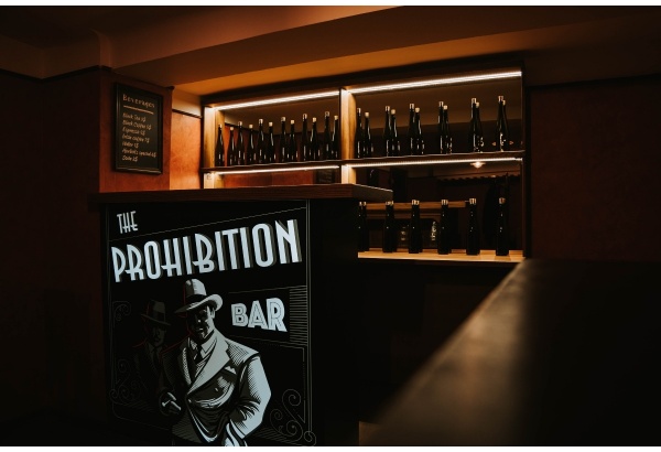 Apsilankymas pabėgimo kambaryje „Prohibition Bar“ Vilniuje