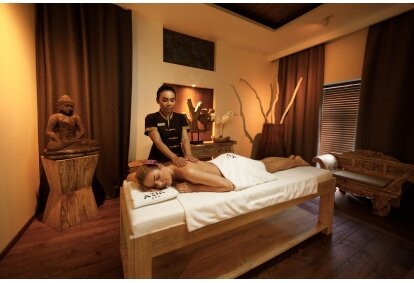 Tajų nugaros masažas su cinamono aliejumi masažo namuose „Azia Spa“