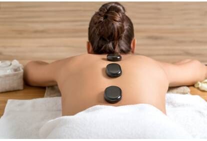 Gydomasis masažas su karštais akmenimis Didlaukio klinikoje