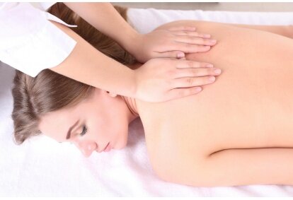 Reiki viso kūno masažas kūno terapijos studijoje „Švelnios rankos“