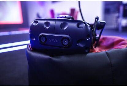 Virtualios realybės vairavimo simuliatorius žaidimų kambaryje „Playroom“