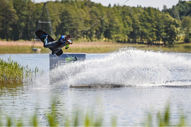 Čiuožimas vandenlente dviem Wake Park Tytuvėnai