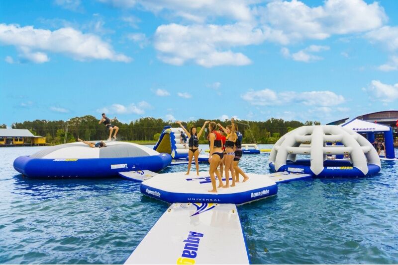 wodnym parku trampolin
