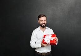 Dovanos Vyrui, Turinčiam Viską