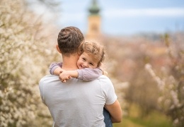 Nuoširdūs sveikinimai su tėvo diena!